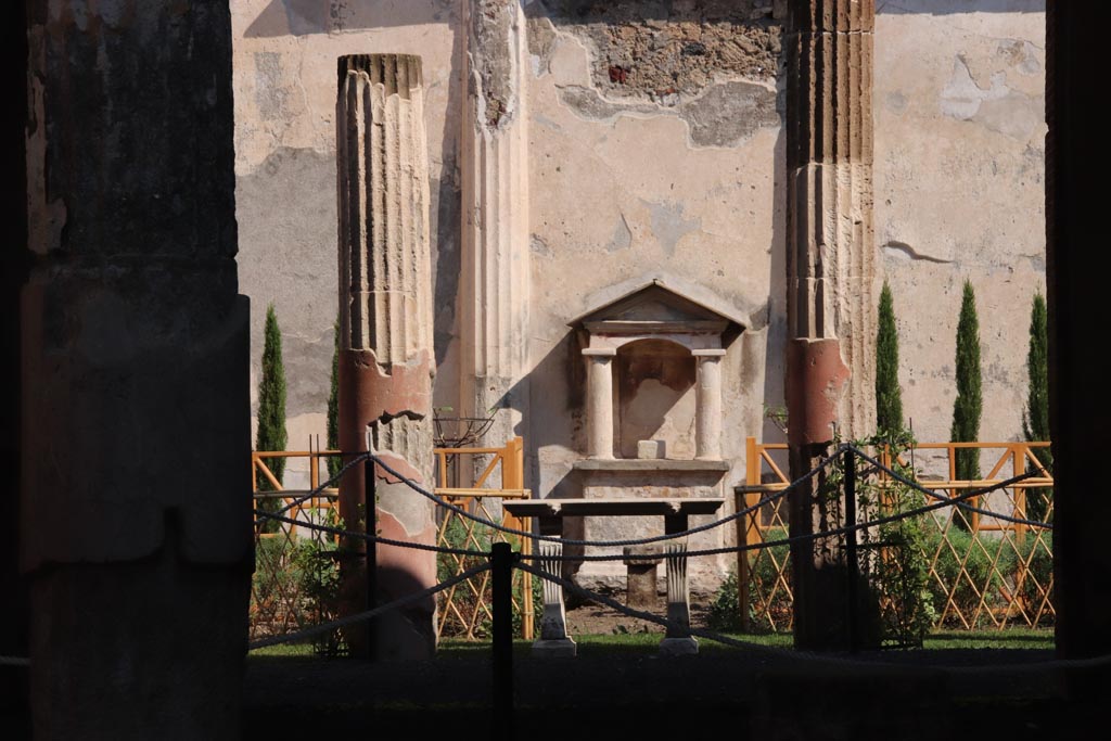 VI.9.6 Pompeii. October 2022. Looking east towards rear garden wall, visible from entrance doorway. Photo courtesy of Klaus Heese.