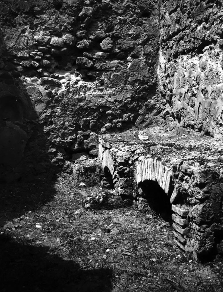 VI.9.6 Pompeii. W940. Room 18, hearth in kitchen.
Photo by Tatiana Warscher. Photo © Deutsches Archäologisches Institut, Abteilung Rom, Arkiv. 
