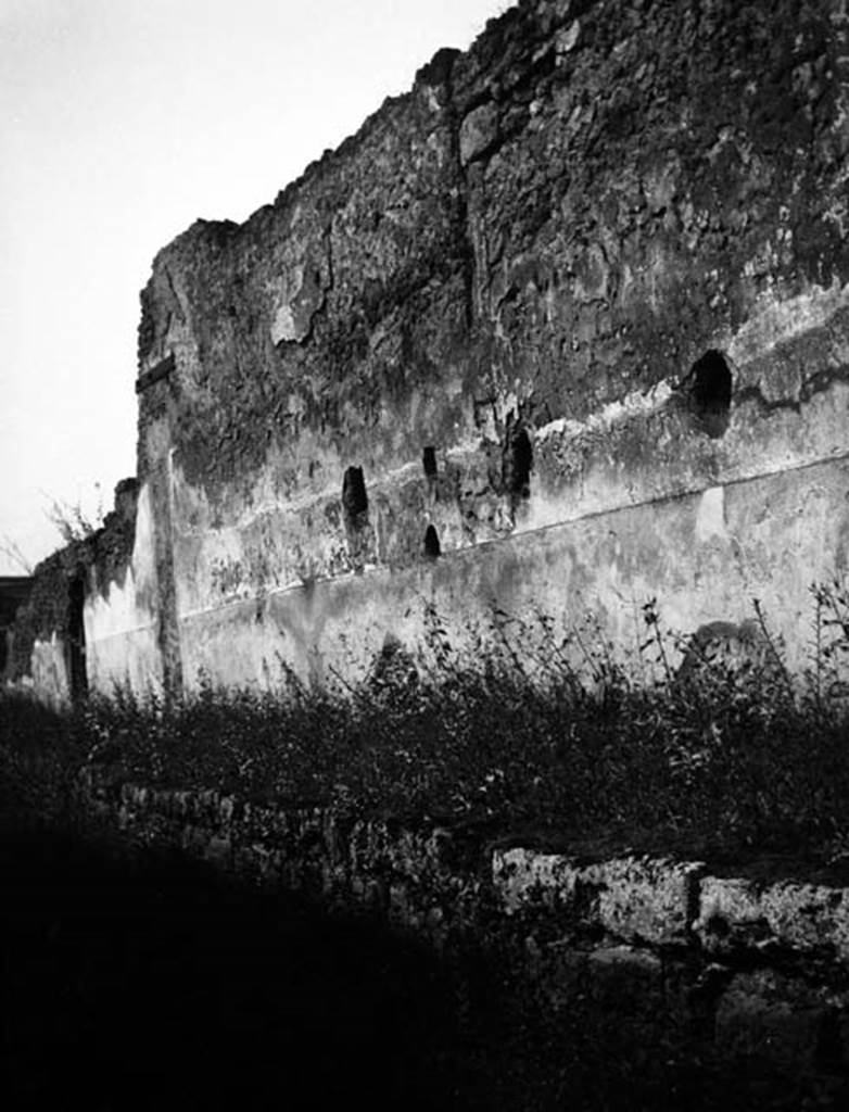 231332 Bestand-D-DAI-ROM-W.0944.jpg
VI.9.9 Pompeii. W944. Entrance doorway and faade on Vicolo del Fauno, looking south.
Photo by Tatiana Warscher. With kind permission of DAI Rome, whose copyright it remains. 
See http://arachne.uni-koeln.de/item/marbilderbestand/231332 
