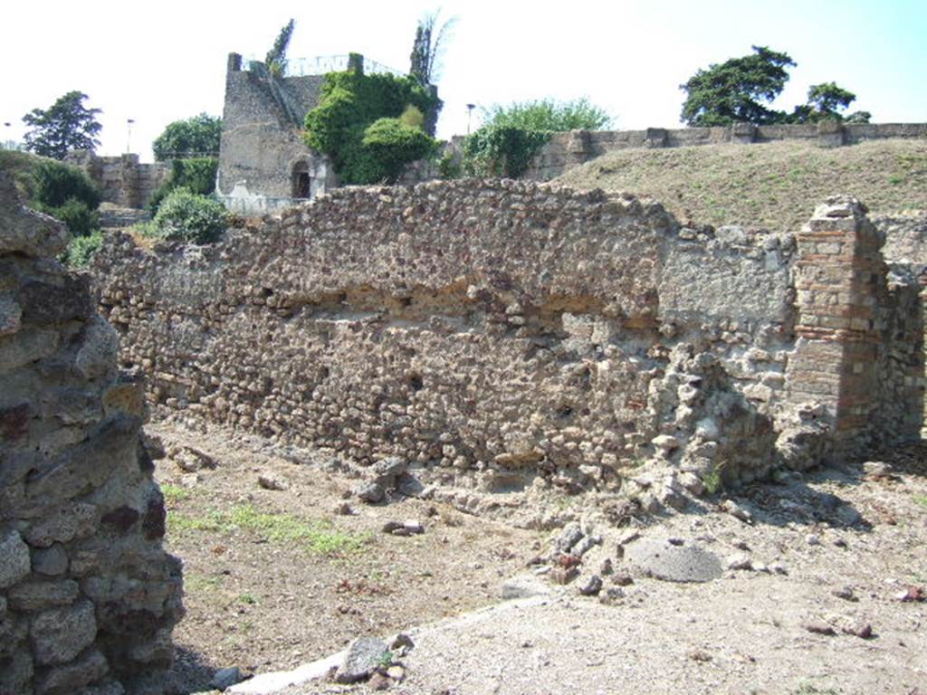 VI.9.13 Pompeii. September 2005. Entrance and north wall of room 44.