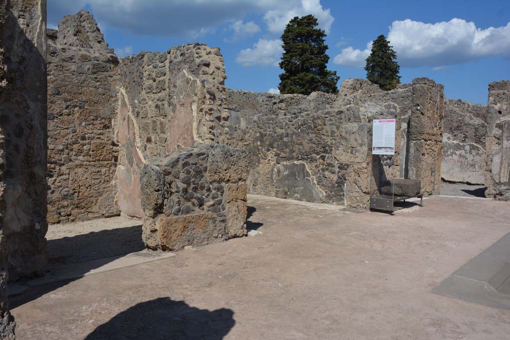 VI.10.7 Pompeii. September 2019. Looking towards rooms on north side of atrium.
Foto Annette Haug, ERC Grant 681269 DÉCOR.
