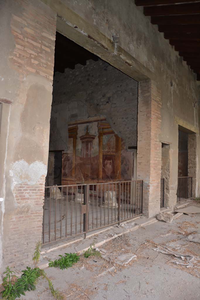 VI.11.10 Pompeii. October 2017. Room 43.
Large central doorway of the Corinthian oecus, looking east on north portico. 
Foto Annette Haug, ERC Grant 681269 DÉCOR
