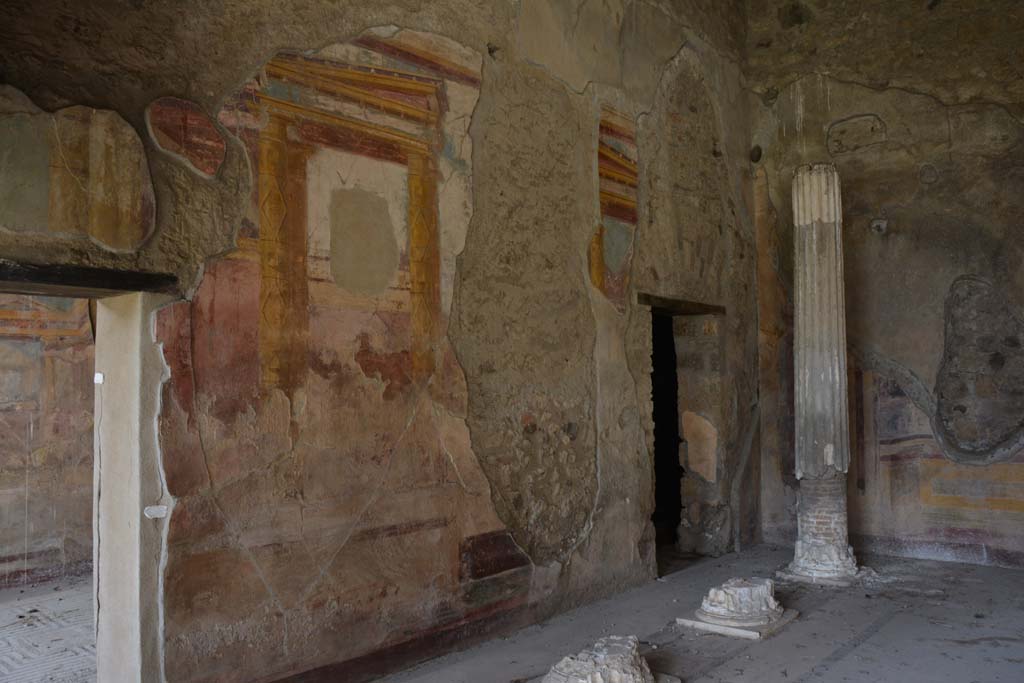 VI.11.10 Pompeii. October 2017. 
Room 43, looking north along west wall with doorway from room 42, on left, and into room 44, on right.
Foto Annette Haug, ERC Grant 681269 DÉCOR
