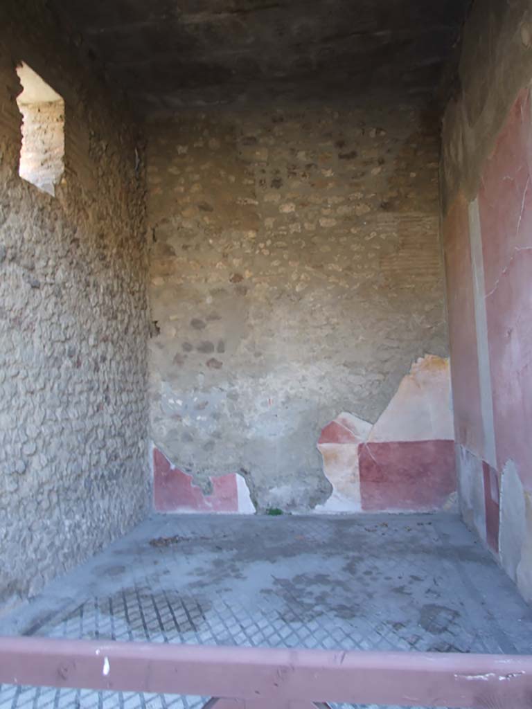 VI.11.10 Pompeii. December 2007. Room 37, looking south.