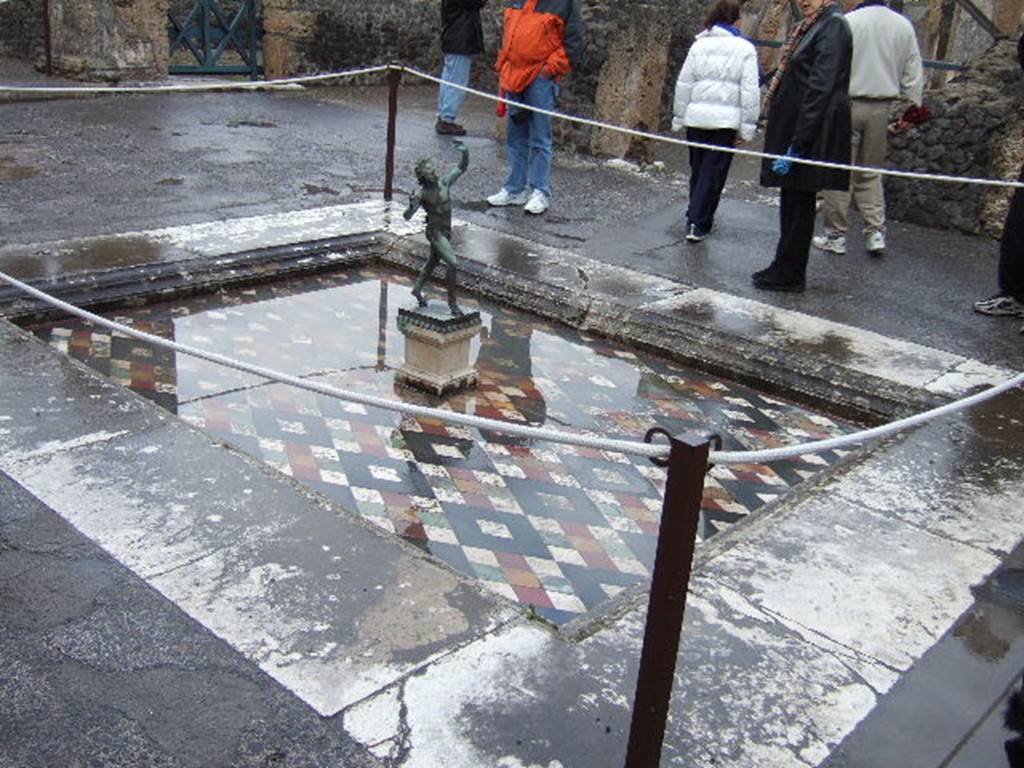 VI.12.2 Pompeii. December 2005. Atrium.  Impluvium, with diamond pattern bottom and reproduction bronze statue of a Dancing Faun. 