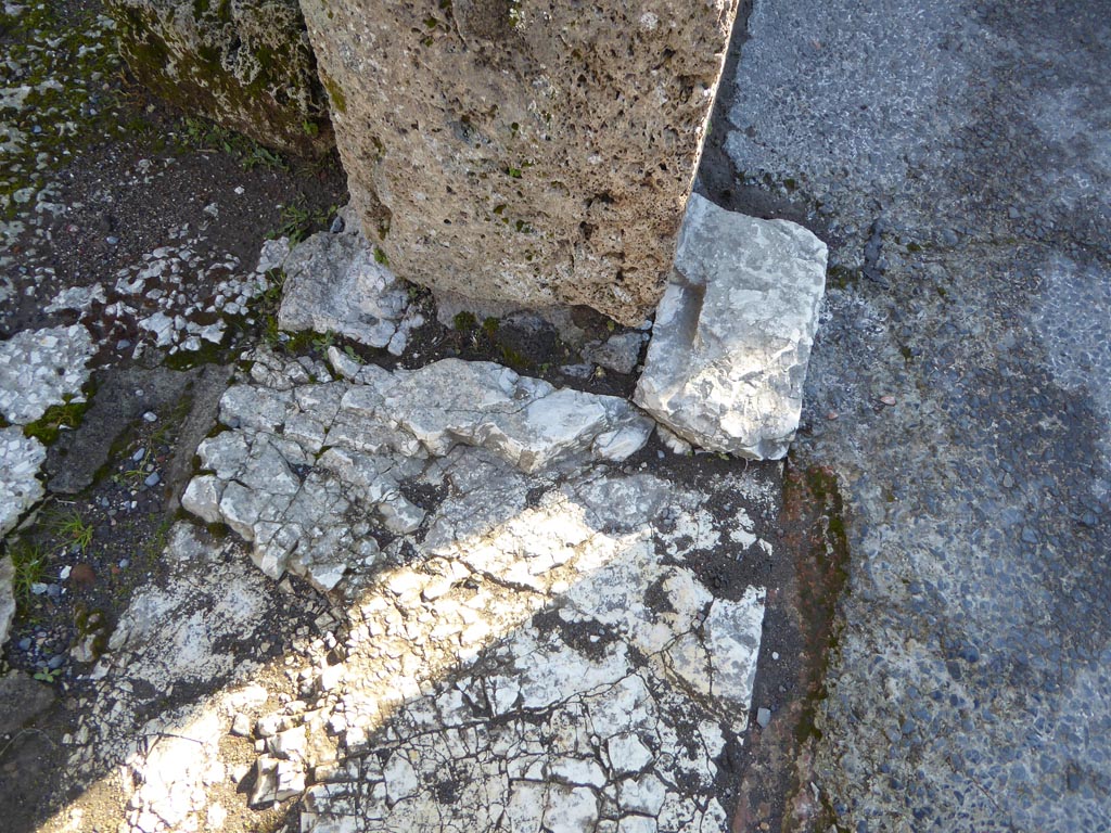 VI.12.2 Pompeii. January 2017. West Ala 11, doorway threshold/sill at south end.
Foto Annette Haug, ERC Grant 681269 DÉCOR.
