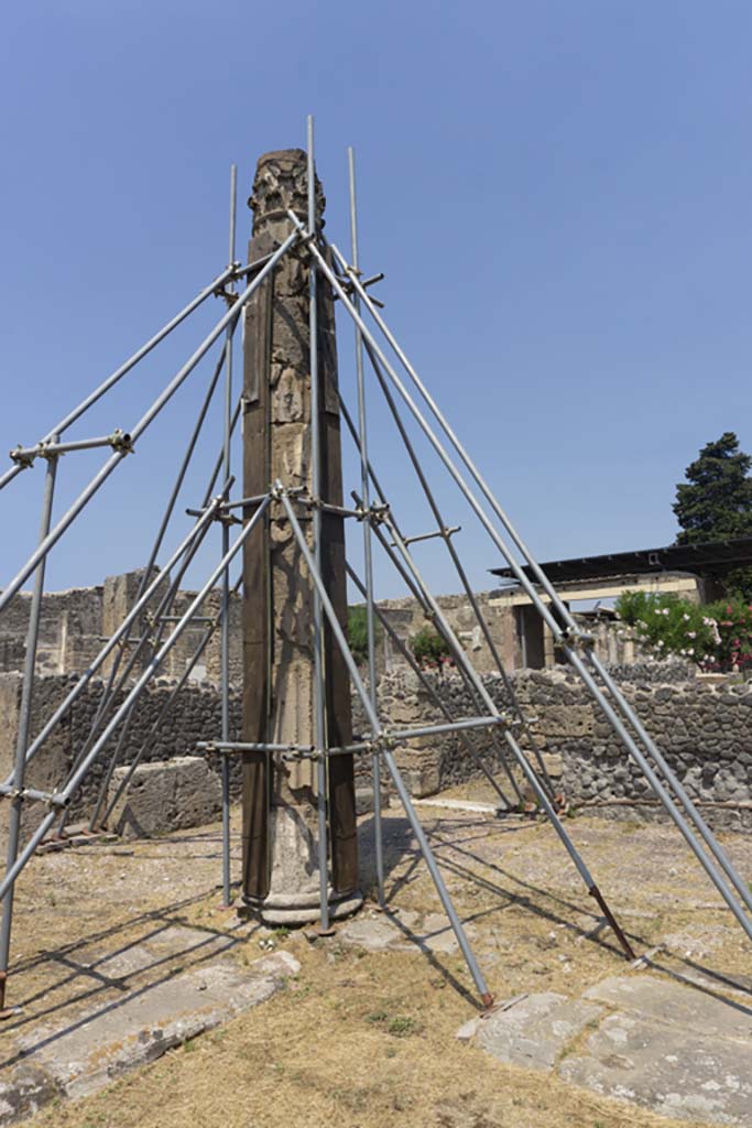 VI.12.5 Pompeii. 14th July 2017. 
Looking north-west towards column on north-west side of impluvium. 
Foto Annette Haug, ERC Grant 681269 DÉCOR.
