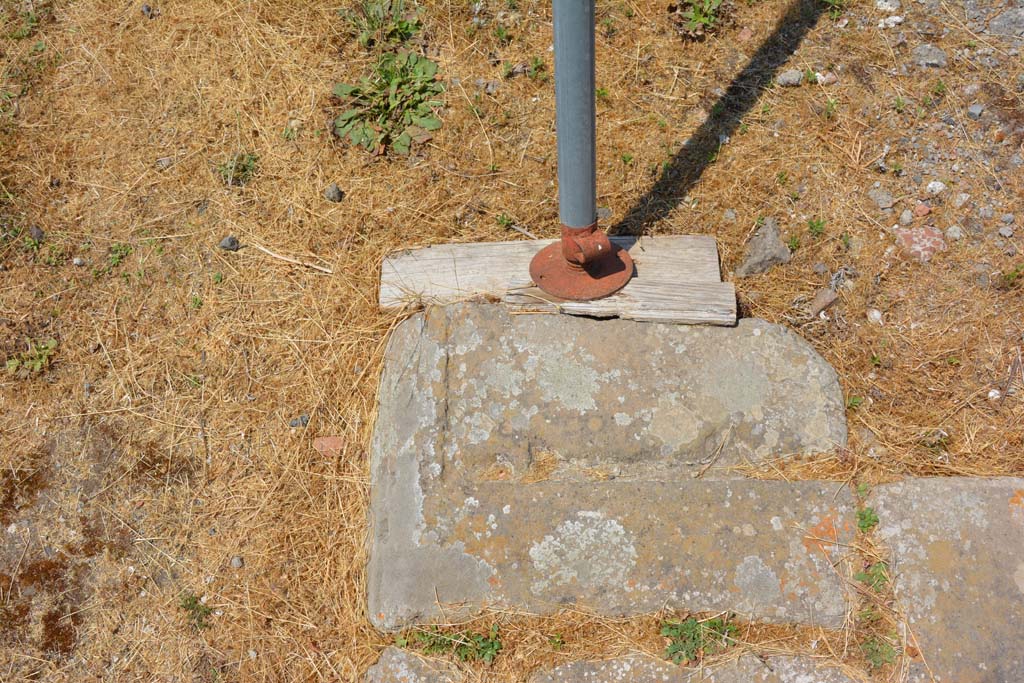 VI.12.5 Pompeii. 14th July 2017. Detail from north side of impluvium in Secondary Atrium 7, looking west. 
Foto Annette Haug, ERC Grant 681269 DÉCOR.
