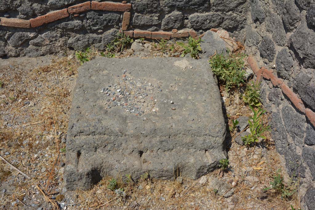 VI.12.5 Pompeii. 14th July 2017. Money chest base in north-west corner of Secondary Atrium 7, looking west. 
Foto Annette Haug, ERC Grant 681269 DÉCOR.

