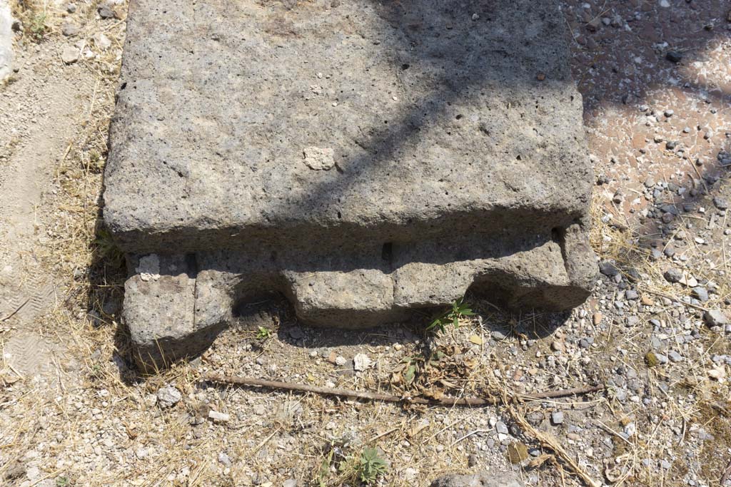 VI.12.5 Pompeii. 14th July 2017. Detail of base in north-west corner of Secondary Atrium 7.
Foto Annette Haug, ERC Grant 681269 DÉCOR.
