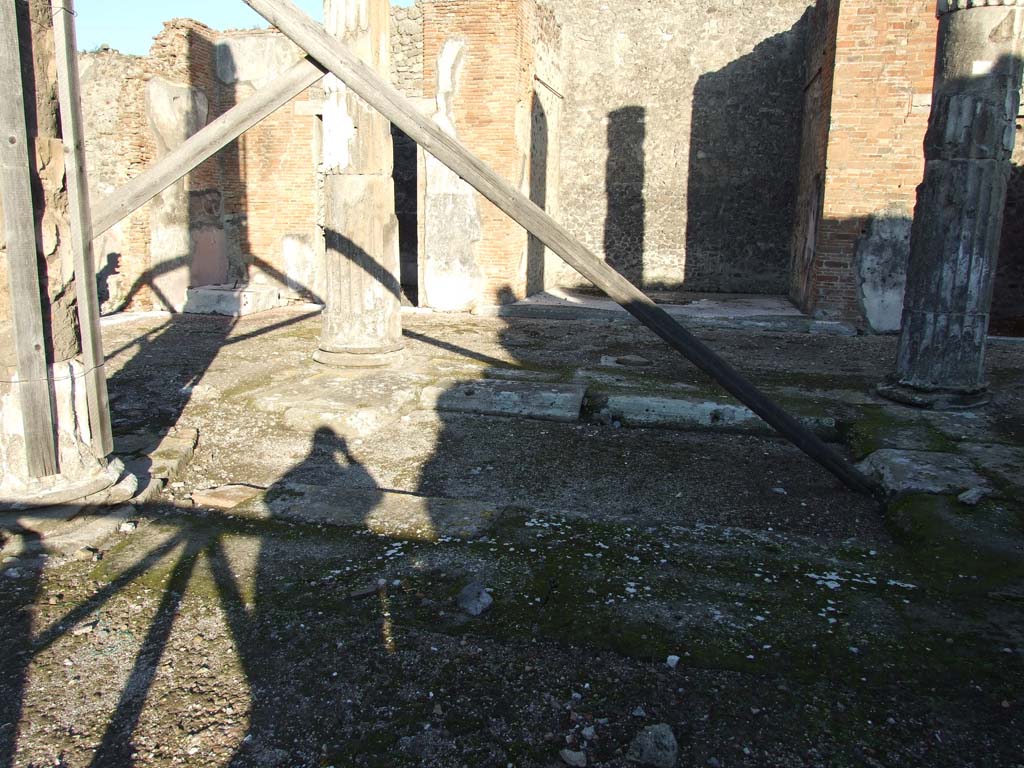 VI.12.5 Pompeii. December 2006. Looking east across impluvium in the Tetrastyle atrium 7.