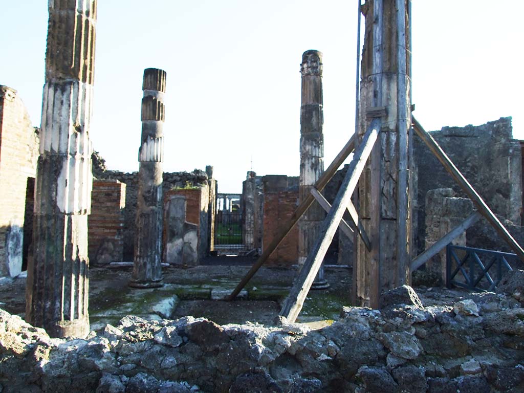 VI.12.5 Pompeii. December 2006. Looking south across atrium 7 to entrance.