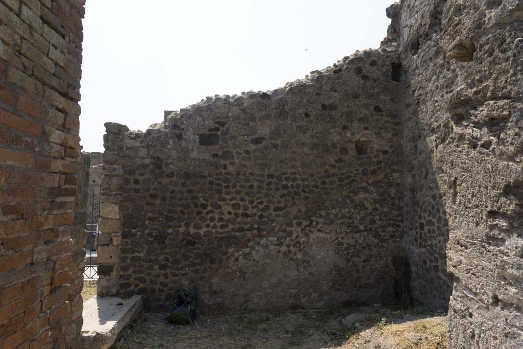 VI.12.5 Pompeii. 14th July 2017. 
Room 8, looking towards south wall of cubiculum, with doorway into entrance corridor which would have lead to stairs to upper floor.
Foto Annette Haug, ERC Grant 681269 DÉCOR.
