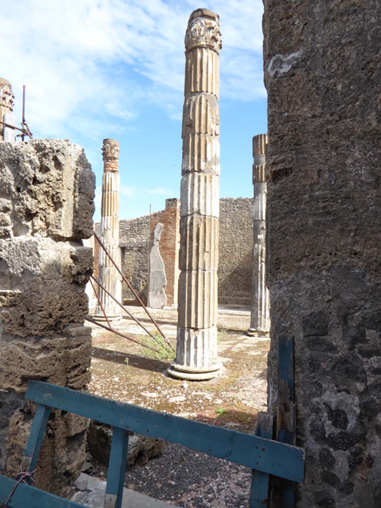 VI.12.5 Pompeii. 30th September 2015. Looking north-east into atrium from doorway from room 10
Foto Annette Haug, ERC Grant 681269 DÉCOR.

