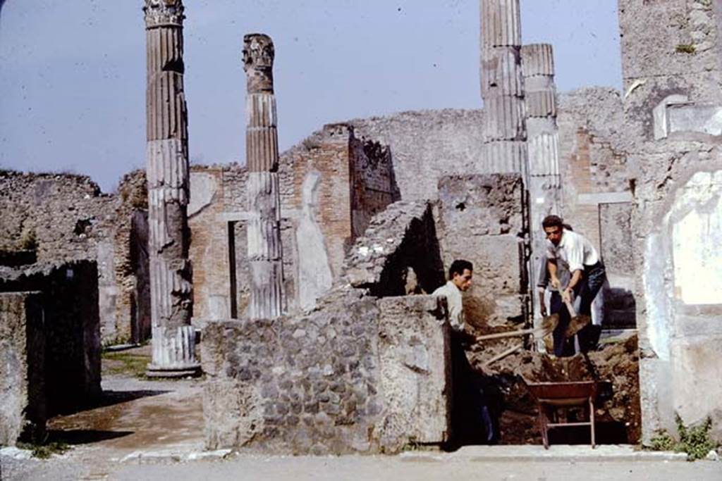 VI.12.2 Pompeii. 1961. East side of atrium, with doorway to atrium of VI.12.5 on left, and doorway to a cubiculum, on right. Photo by Stanley A. Jashemski.
Source: The Wilhelmina and Stanley A. Jashemski archive in the University of Maryland Library, Special Collections (See collection page) and made available under the Creative Commons Attribution-Non Commercial License v.4. See Licence and use details.
J61f0434
