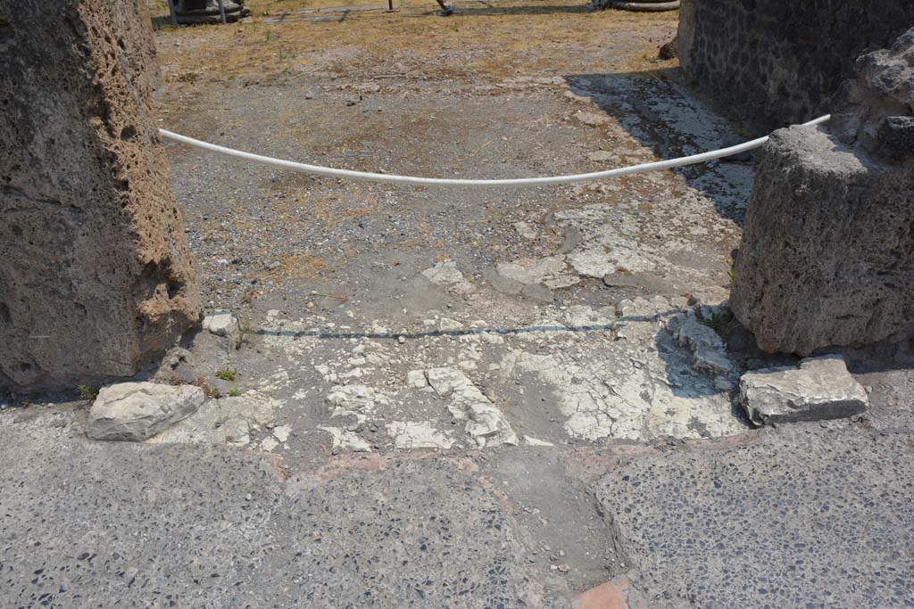 VI.12.5 Pompeii. 15th July 2017. Looking east through doorway into West Ala 11, from atrium of VI.12.2. 
Foto Annette Haug, ERC Grant 681269 DÉCOR.
