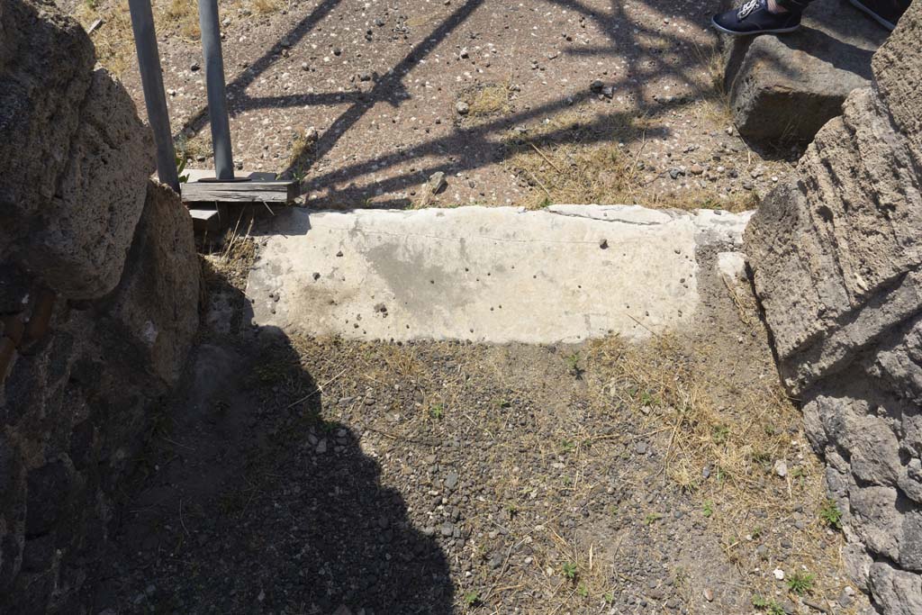 VI.12.5 Pompeii. 14th July 2017. Corridor 16, looking south across threshold/sill into Secondary Atrium 7.
Foto Annette Haug, ERC Grant 681269 DÉCOR.
