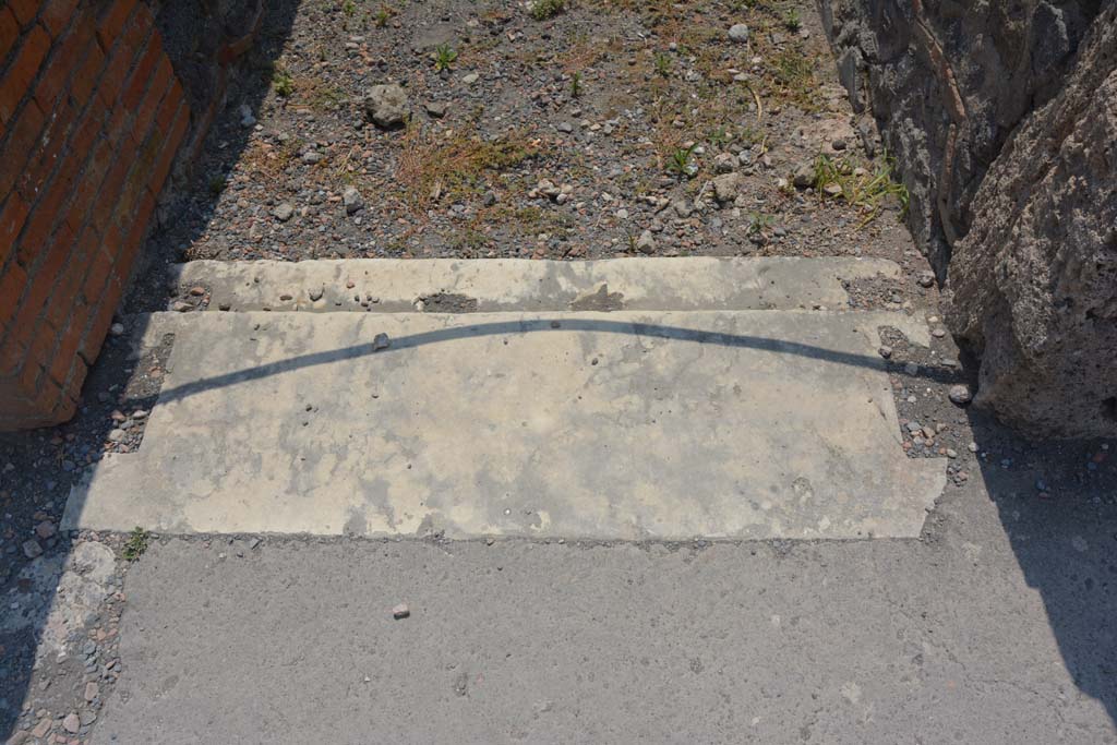 VI.12.5 Pompeii. 15th July 2017. Corridor 16, looking south across threshold/sill at north end, from Middle Peristyle.
Foto Annette Haug, ERC Grant 681269 DÉCOR.
