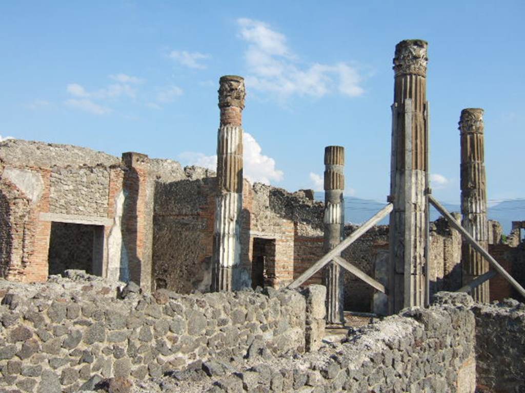 VI.12.5 Pompeii.   Looking into Tetrastyle atrium of VI.12.5 
