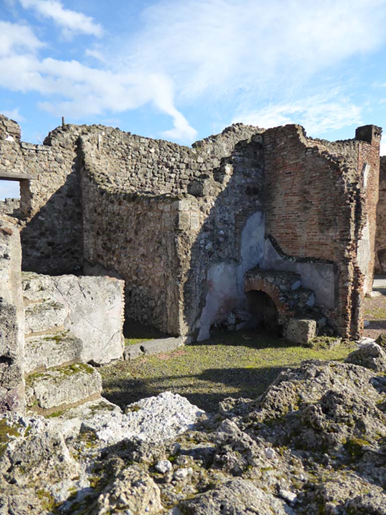 VI.12.5 Pompeii. 4th January 2017. Room 17, looking south-east, with doorway to room 18, on left.
Foto Annette Haug, ERC Grant 681269 DÉCOR.



