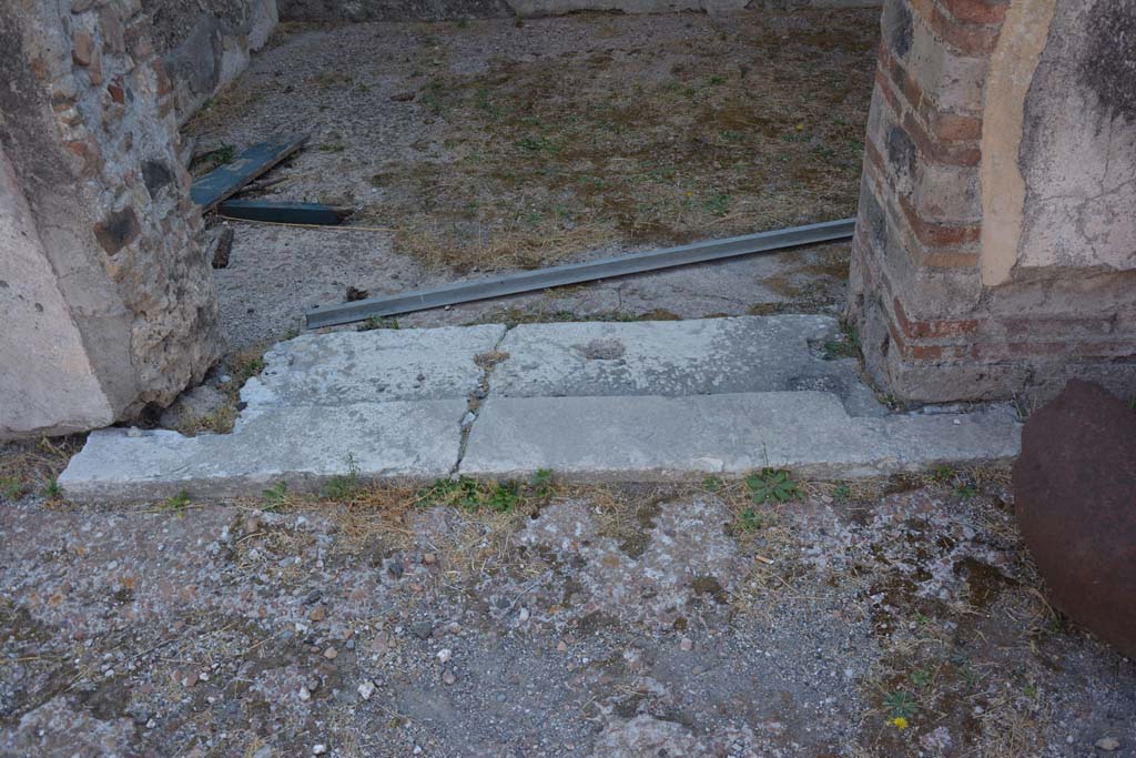 VI.12.5 Pompeii. 15th July 2017. Room 13, detail of threshold/sill, looking east from atrium 7.
Foto Annette Haug, ERC Grant 681269 DÉCOR.
