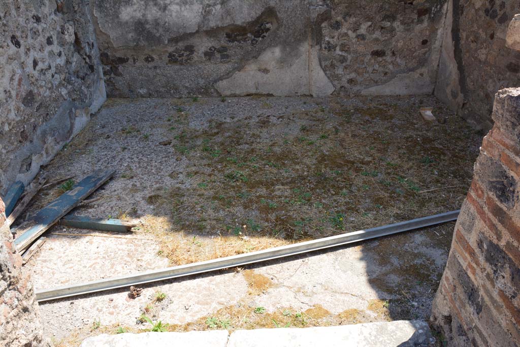 VI.12.5 Pompeii. 14th July 2017. Room 13, looking east across flooring.
Foto Annette Haug, ERC Grant 681269 DÉCOR.

