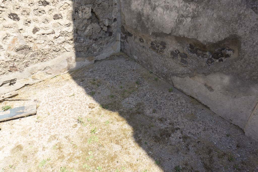 VI.12.5 Pompeii. 14th July 2017. Room 13, flooring in north-east corner.
Foto Annette Haug, ERC Grant 681269 DÉCOR.
