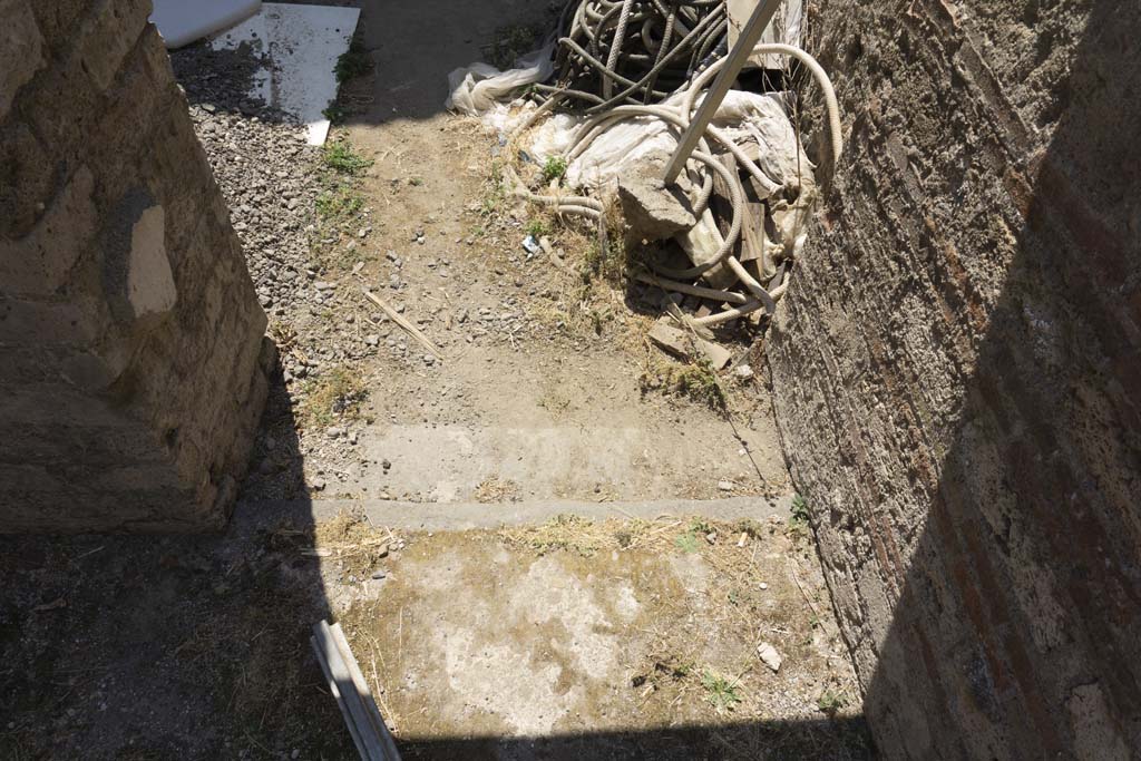 VI.12.5 Pompeii. 14th July 2017. Room 12, looking south across threshold/sill from room 13.
Foto Annette Haug, ERC Grant 681269 DÉCOR.

