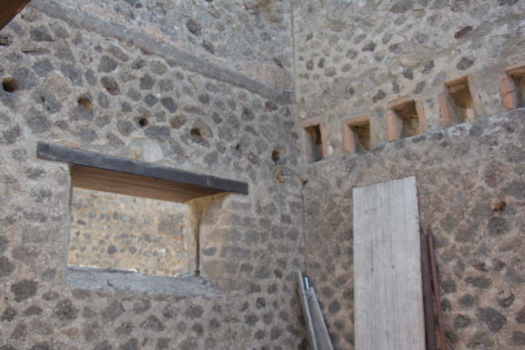 VI.12.5 Pompeii. 14th July 2017. Room 12, looking towards south-east corner.
Foto Annette Haug, ERC Grant 681269 DÉCOR.
