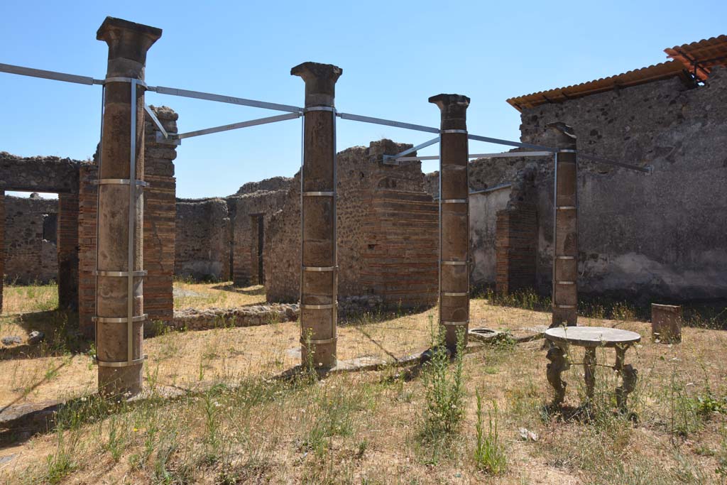 VI.13.13/18 Pompeii. July 2017. 
Looking east from peristyle towards tablinum, in centre, and doorway to triclinium from east portico, on right.
Foto Annette Haug, ERC Grant 681269 DÉCOR.

