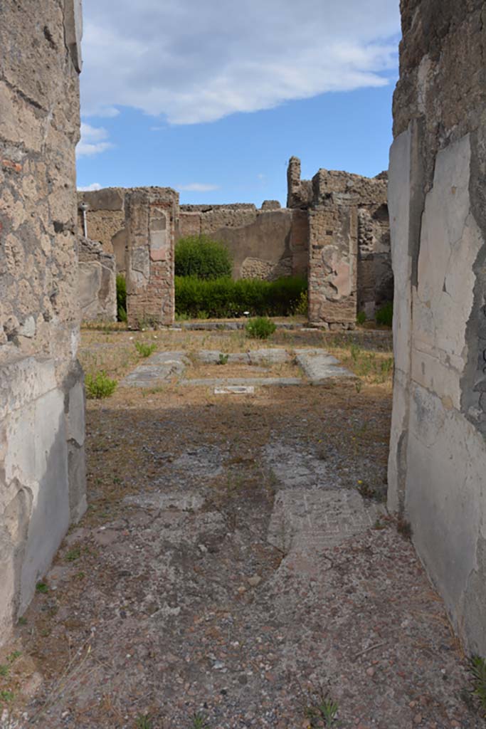 VI.14.12 Pompeii. July 2017. Looking north along entrance corridor towards atrium.
Foto Annette Haug, ERC Grant 681269 DÉCOR.
