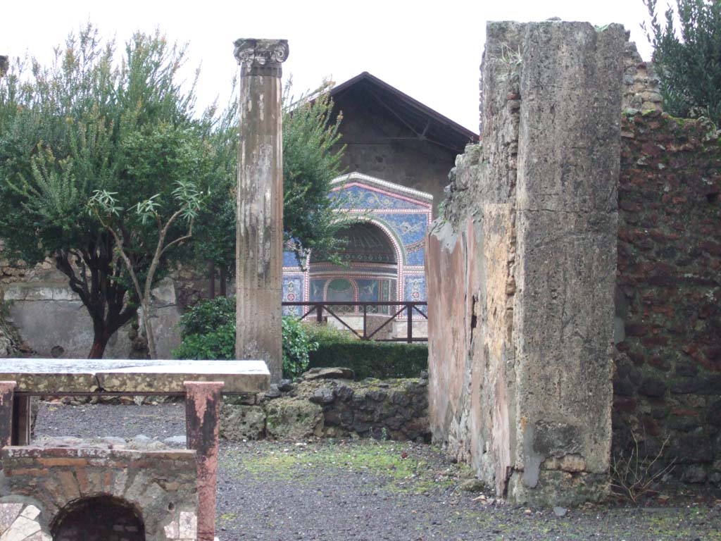 VI.14.43 Pompeii. December 2005. Looking east from atrium through tablinum to pseudoperistyle and mosaic fountain.