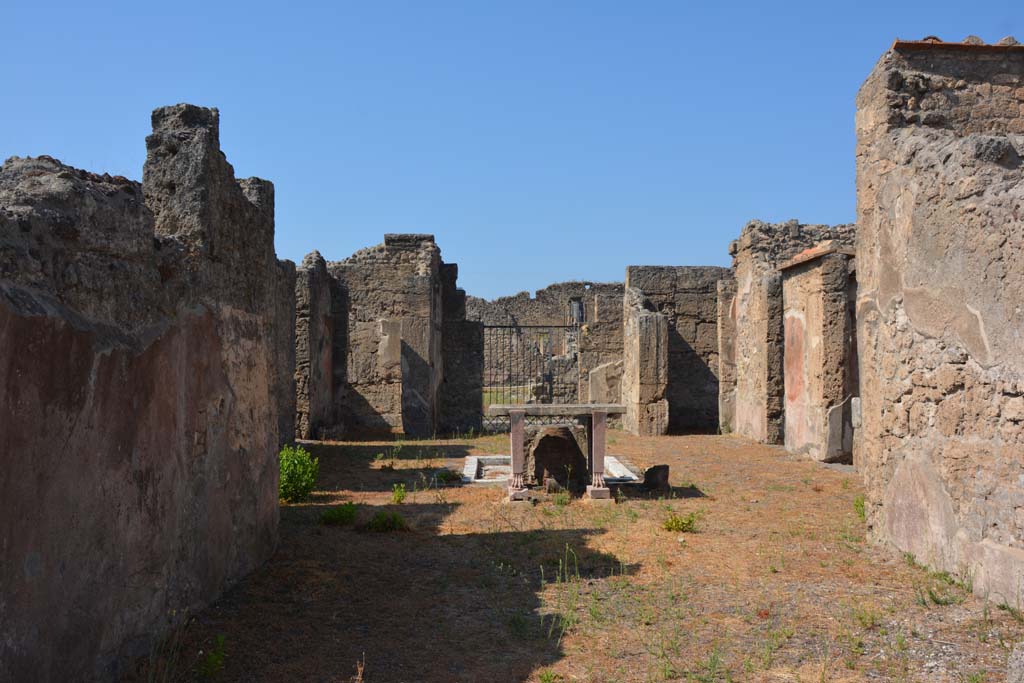 VI.14.43 Pompeii. September 2019. Room 7, looking west from tablinum towards entrance doorway.
Foto Annette Haug, ERC Grant 681269 DÉCOR.
