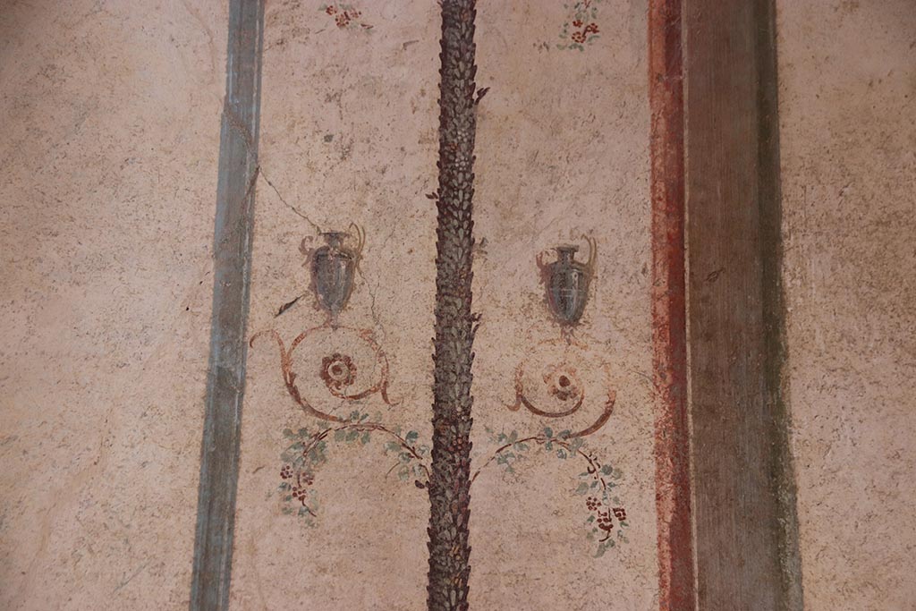 VI.15.1 Pompeii. October 2024. Cubiculum g, detail from painted candelabrum on west wall. Photo courtesy of Klaus Heese.