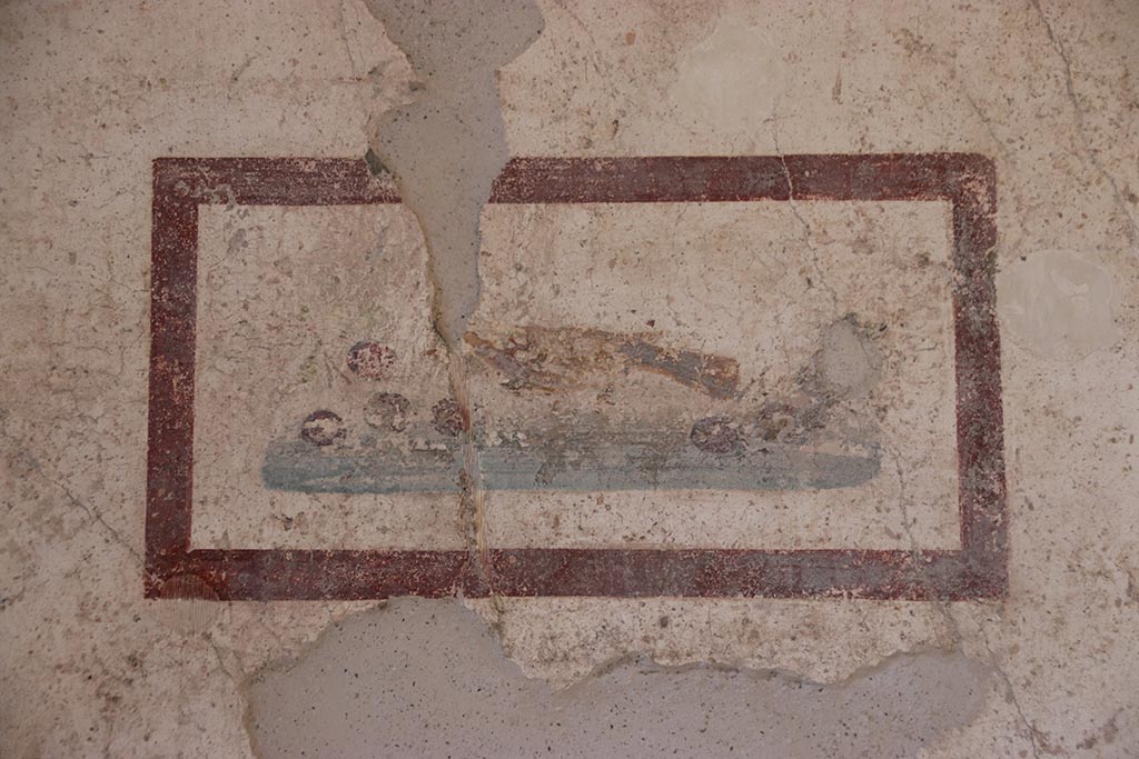 VI.15.1 Pompeii. October 2024. 
Cubiculum k, painted panel of bird with cherries from east end of north wall. Photo courtesy of Klaus Heese.
