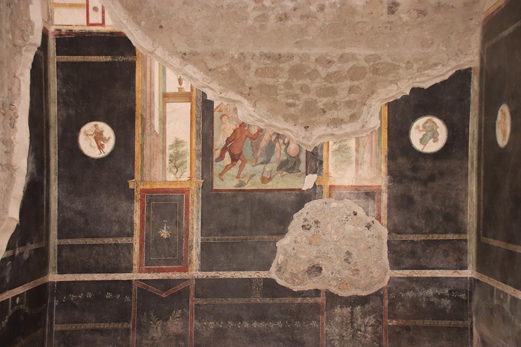 VI.15.1 Pompeii. October 2024. East wall of triclinium “t” in gynaeceum. Photo courtesy of Klaus Heese.