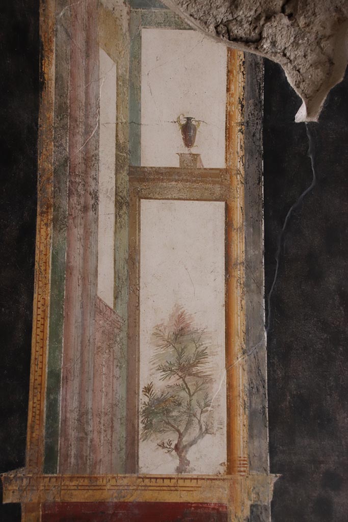 VI.15.1 Pompeii. October 2024. 
Triclinium “t”, detail of painted decoration from east end of south wall. Photo courtesy of Klaus Heese.
