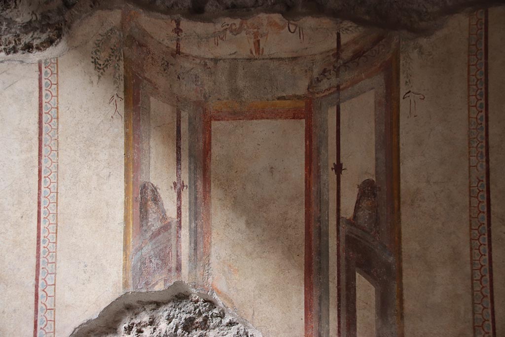 VI.15.1 Pompeii. October 2024. Cubiculum “u”, detail of painted decoration in centre of north wall. Photo courtesy of Klaus Heese.