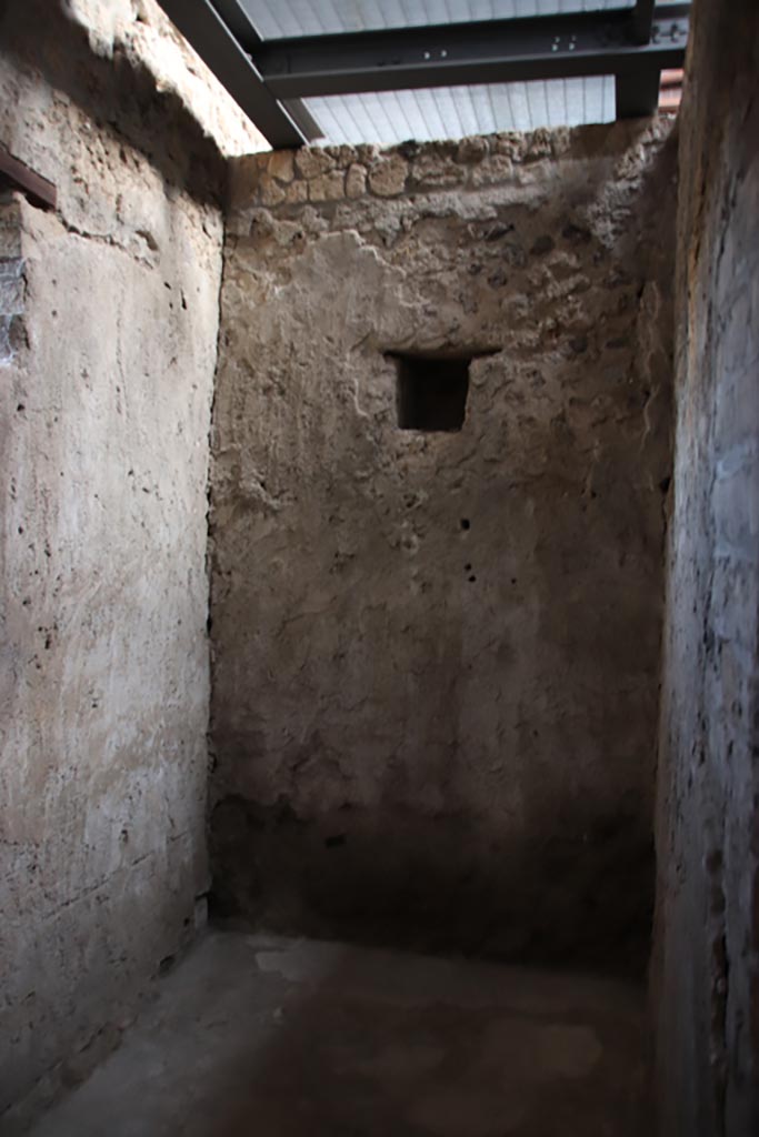 VI.15.1 Pompeii. October 2023. 
Looking north into room (y), from room (z). Photo courtesy of Klaus Heese.
