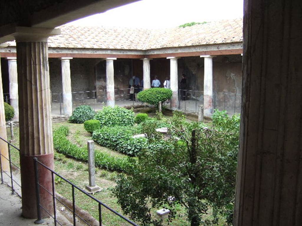 VI.16.7 Pompeii. May 2006. Peristyle garden F. Looking south-east.
