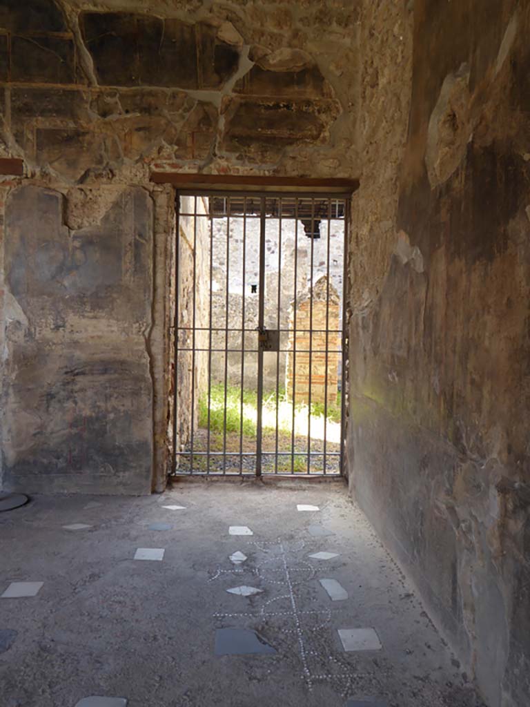 VI.16.7 Pompeii. September 2015. North-west corner of portico, with doorway to services area.
Foto Annette Haug, ERC Grant 681269 DCOR.
