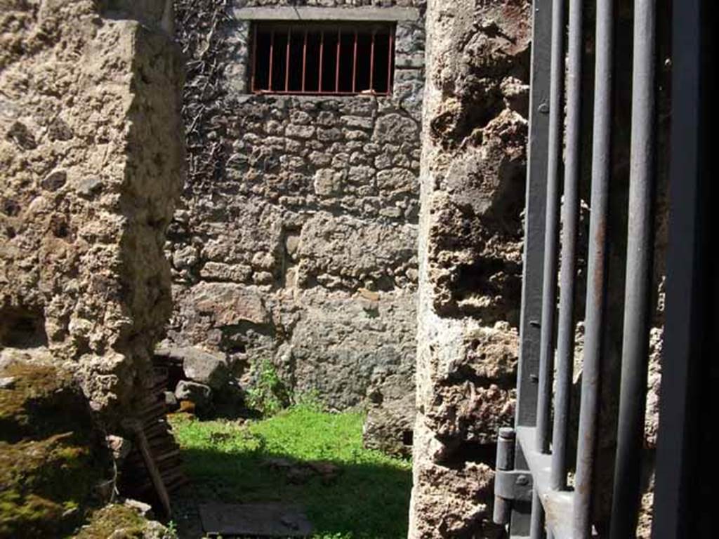 VI.16.7 Pompeii. May 2010. Looking north from doorway from portico, into room X, a latrine. The kitchen was behind the wall on the east side, not visible from photo.