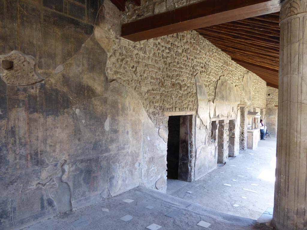 VI.16.7 Pompeii. September 2015. North portico from north-west corner, looking east.
Foto Annette Haug, ERC Grant 681269 DCOR.
