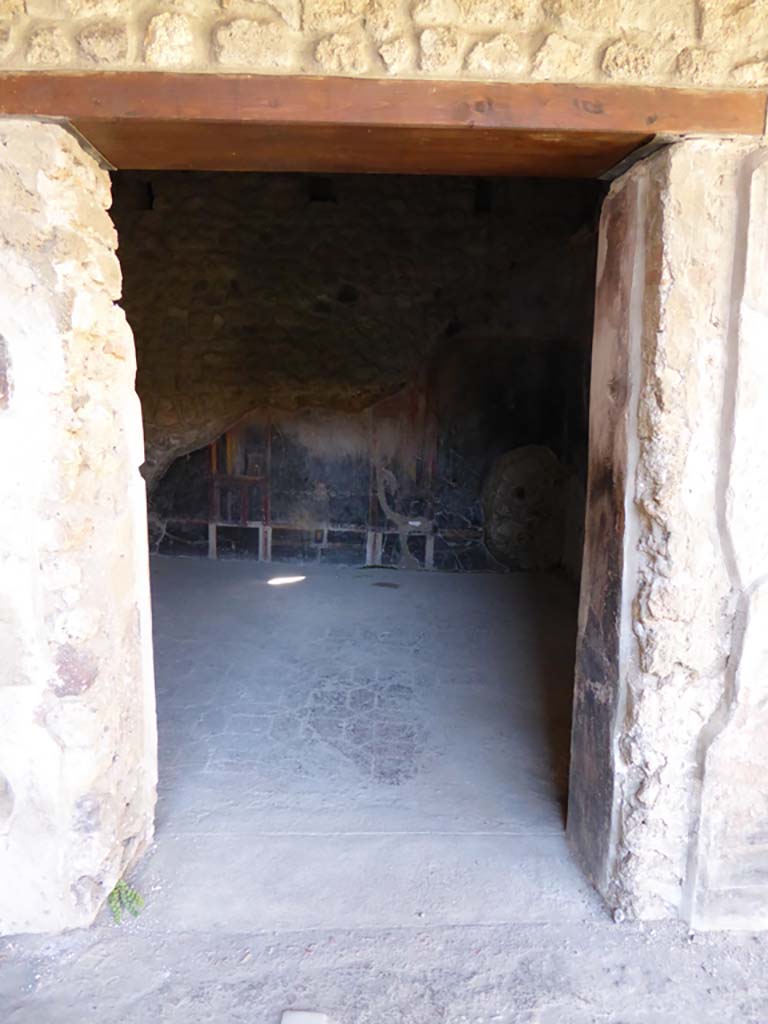 VI.16.7 Pompeii. September 2015. Doorway to room M, looking north across flooring.
Foto Annette Haug, ERC Grant 681269 DCOR.
