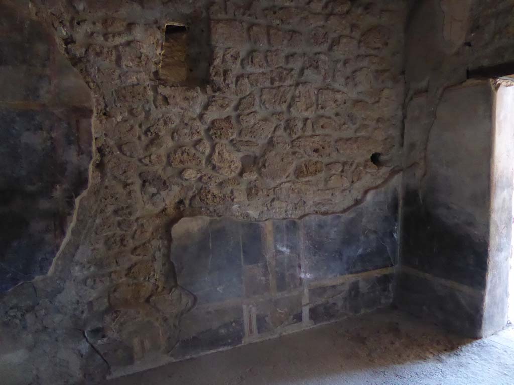 VI.16.7 Pompeii. September 2015. Room M, looking towards south-east corner, with doorway to portico in south wall.
Foto Annette Haug, ERC Grant 681269 DCOR.

