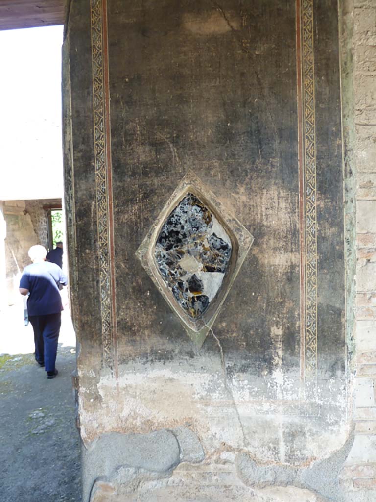 VI.16.7 Pompeii. May 2010. Wall decoration in north-east corner of portico.