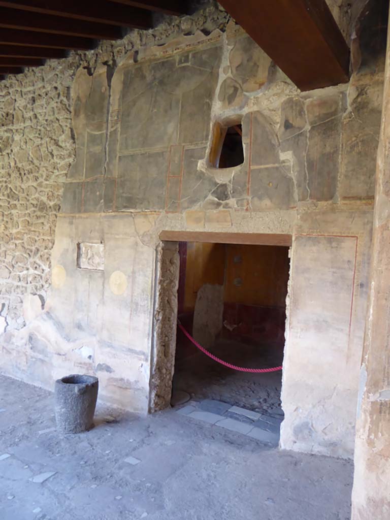 VI.16.7 Pompeii. September 2015. Doorway to room N in south wall of portico in South-west corner.
Foto Annette Haug, ERC Grant 681269 DCOR.
