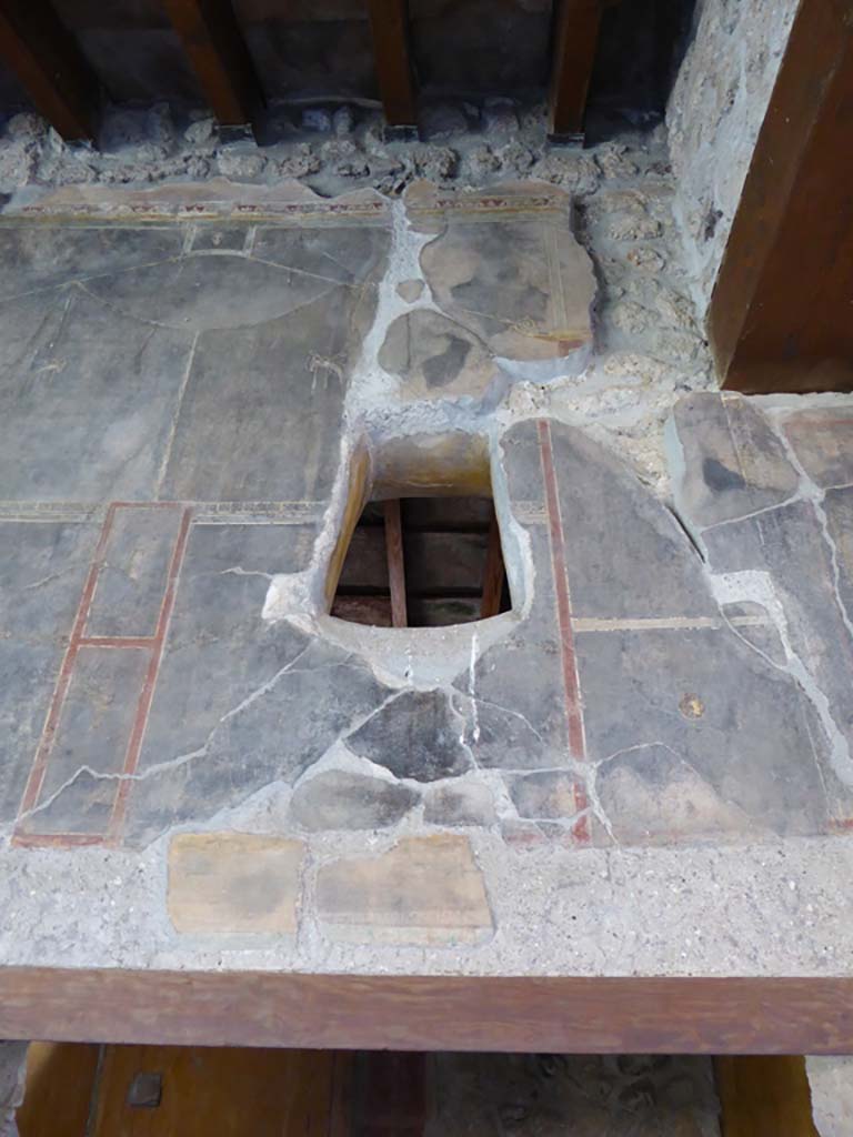 VI.16.7 Pompeii. September 2015. South wall of south portico with window above doorway to room N.
Foto Annette Haug, ERC Grant 681269 DCOR.
