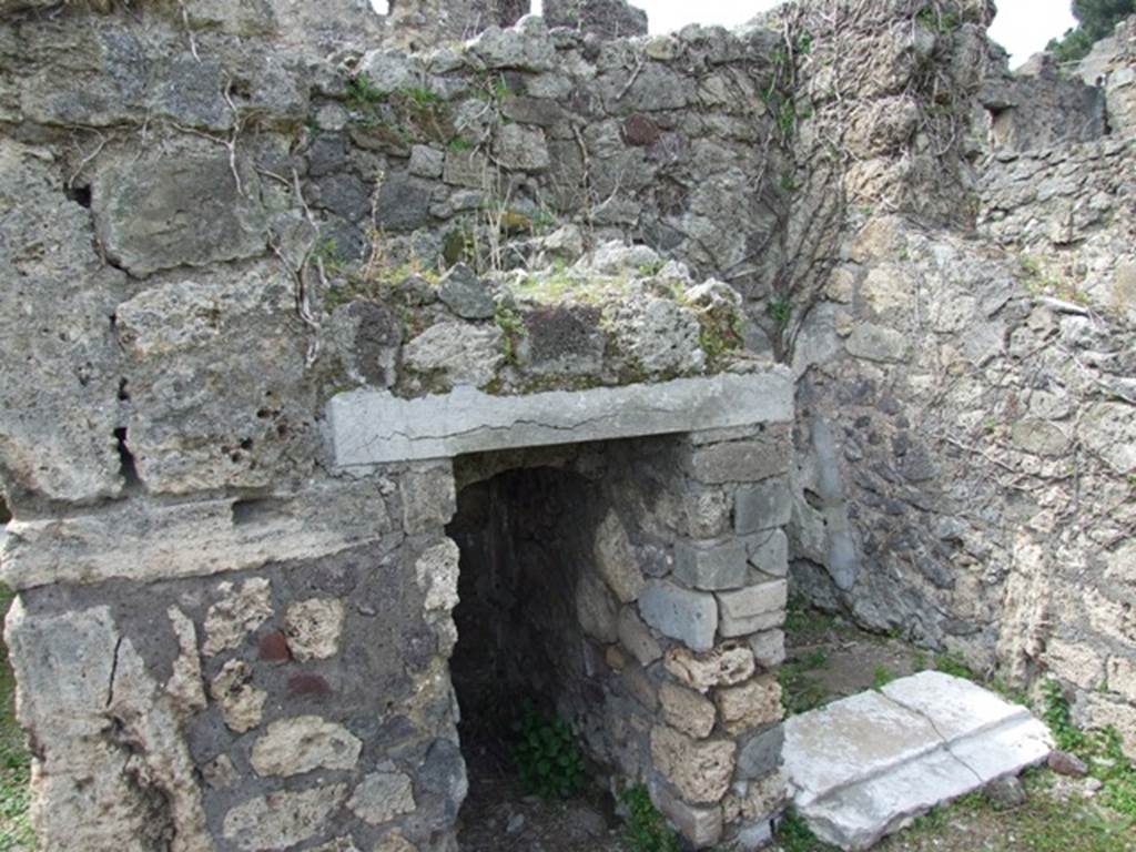 VI.16.27 Pompeii. March 2009. Small cell, perhaps a dog house?, next to small room or cupboard. According to NdS, in the north-west corner of the peristyle in the space under the stairs, were two small cells. The “dog house” was the smaller of the two rooms, on the left.
