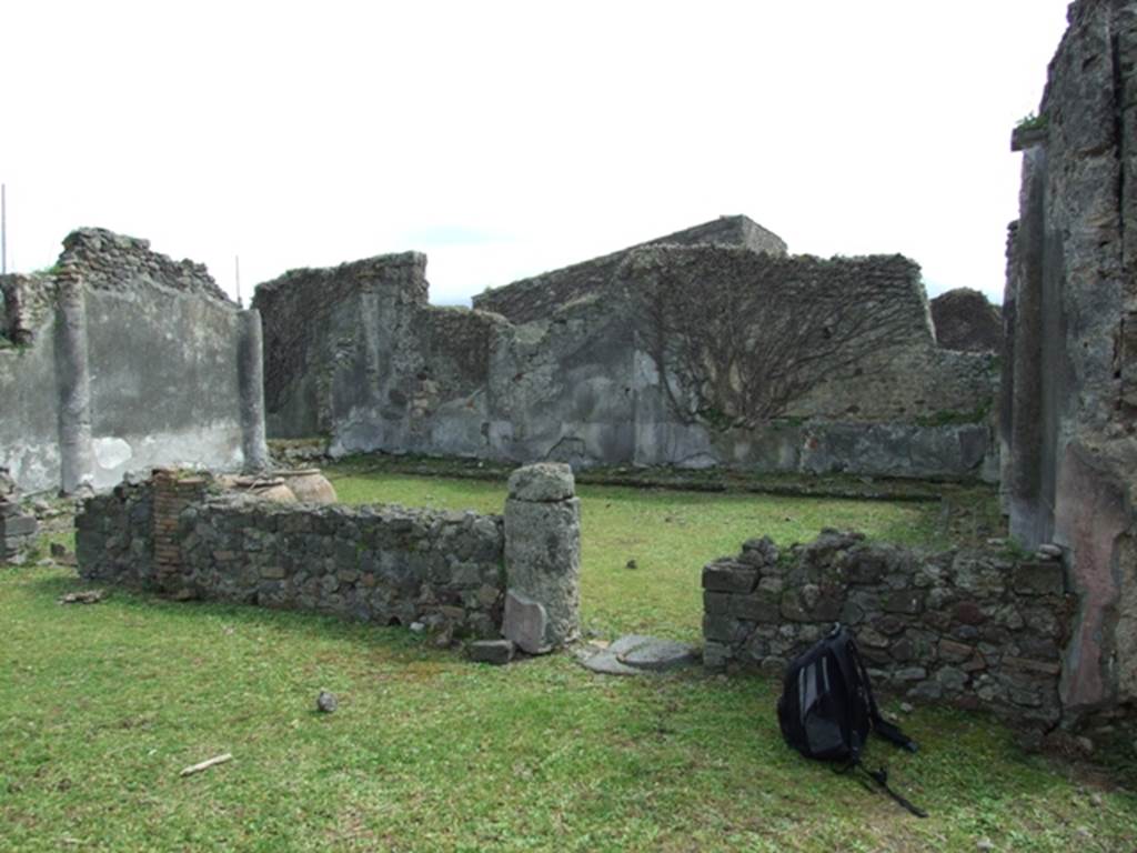 VI.16.27 Pompeii.  March 2009.  Looking south across North Portico to Peristyle garden M.